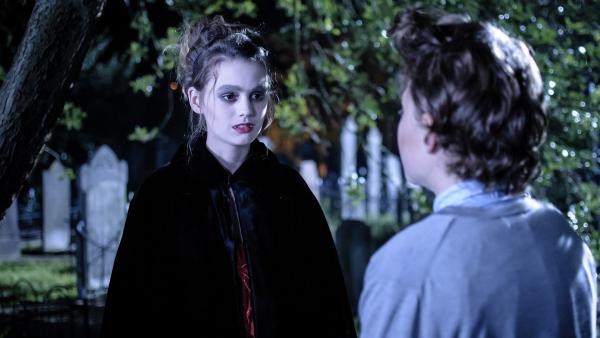 Winnie (Nina Wyss) stellt Siem (Thor Braun) die alles entscheidende Vampirfrage: Biss oder kein Biss?  | Rechte: NDR/Pief Weyman