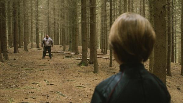 Antboy (Oscar Dietz) und der Floh (Nicolas Bro) treffen im Wald aufeinander. | Rechte: NDR/Nimbus Film/Rolf Konow