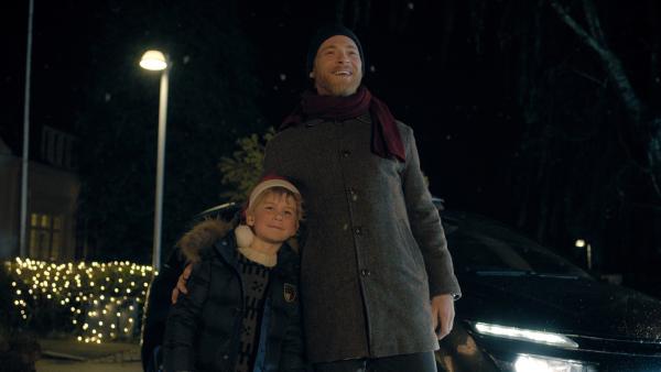 Hugo (Pelle Falk Krusbæk, links) freut sich, dass sein Vater Niels Weihnacht (Paw Henriksen, rechts) kein Weihnachtsmuffel mehr ist. | Rechte: ZDF/Bastian Schiøtt