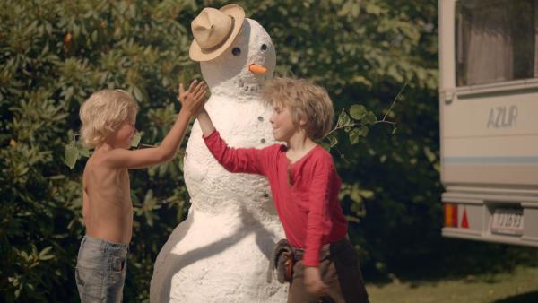 Mit Pixys magischem Schnee haben Hugo (Pelle Falk Krusbæk, links) und Pixy (Herman Knop, rechts) mitten im heißen Sommer einen Schneemann gebaut. | Rechte: ZDF/Bastian Schiøtt