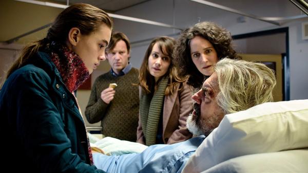 Isabel (Nina Wyss) und ihre Familie besuchen den verunglückten Opa im Krankenhaus. | Rechte: WDR/Bijker Film & TV/Elbe Steven