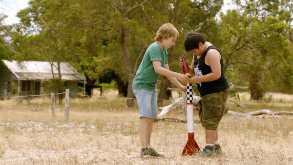 Dylan (Ed Oxenbould, li.) und Kevin (Julian Dennison, re.) reparieren die Rakete. | Rechte: MDR/Arenamedia Melbourne