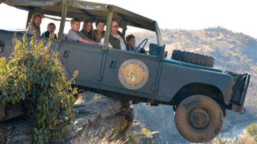 Auf der Safari gerät die Reisegruppe auf Abwege.