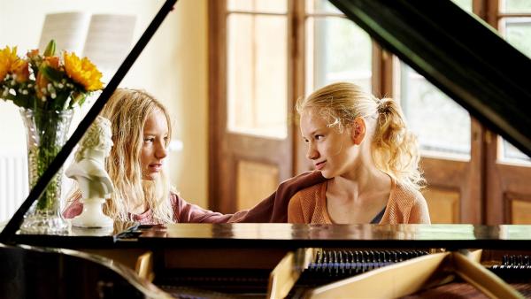 Lotte (Delphine Lohmann, rechts) spielt Luise (Mia Lohmann) auf dem Klavier vor. | Rechte: SWR/Uschi Reich