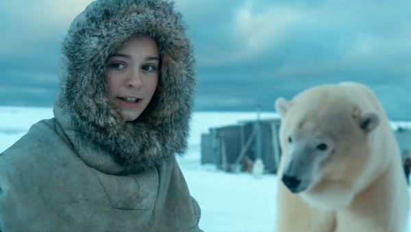 Julia (Kaisa Gurine Antonsen) versucht einen Eisbären zu vertreiben. | Rechte: ZDF/Erik Aavatsmark