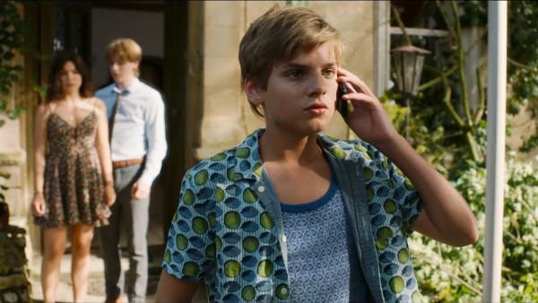 Der zwölfjährige Kos (Julian Ras) muss plötzlich mit seinen Schwestern die Leitung des Familienhotels übernehmen. | Rechte: MDR/Kaap Holland Film