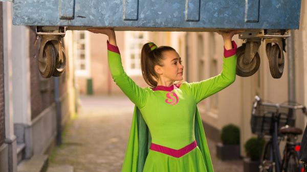 Als Superheldin mit Superkräften kann Josie mühelos einen Container stemmen. | Rechte: ZDF/PVPictures by Jaap Vrenegoor