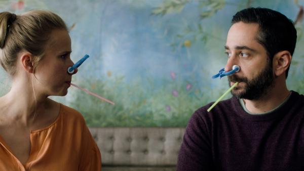 Amelies Eltern Sarah (Susanne Bormann) und Lukas (Denis Moschitto) erfahren, wie sich ein Asthmaanfall anfühlt. | Rechte: rbb/Lieblingsfilm/Martin Schlecht