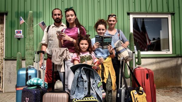 Jip (Layla Zara Seme, Mi.) und ihre Familie ist in Amerika angekommen und wartet auf ihren Miet-Camper. | Rechte: NDR/Pief Weyman