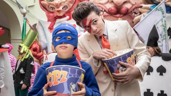 Für den kleinen Gio (Lorenzo Sisto), der das Down-Syndrom hat, ist der Karnevalsumzug das Größte. Stolz trägt er ein „Superman“-Kostüm und wird von seinem großen Bruder Jack (Francesco Gheghi) begleitet, der als „Joker“ geht. | Rechte: ZDF/Vision Distribution S.p.A.