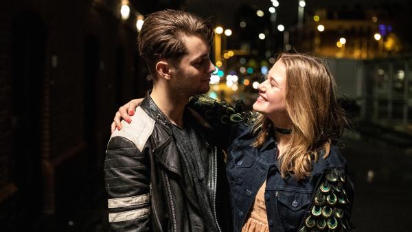 Allein in New York: Coco (Nola Kemper) ist dabei, sich in Rocco (Ethan Allington), den Halbbruder ihrer neuen Freundin Apple, zu verlieben. | Rechte: NDR/Dutch Film Works