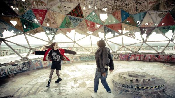 Die runde Kuppel des verfallenen Turmes ist für Leni (Amelie Klein, links) und Nick (Aaron Sansi) wie ein magischer Spielplatz. | Rechte: ZDF/Kristin Schmitt/Studio Zentral für ZDF