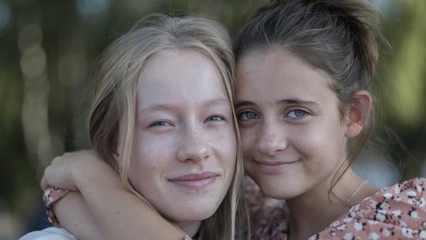 Zu guter Letzt werden auch Julka (Pola Król) und Felka (Mia Goti) beste Freundinnen. | Rechte: WDR/Hubert Komerski