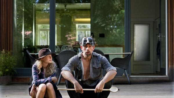 Zoë (Savannah Vandendriessche) und ihr Vater Paul (Johan Heldenbergh) machen eine Probenpause. | Rechte: NDR/Kris Dewitte