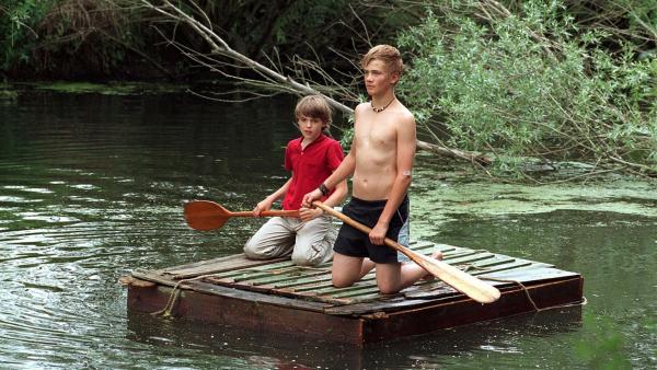 Martin (Johann Hillmann) und Oliver (Konrad Baumann) genießen den Sommer auf dem selbstgebauten Floß. | Rechte: BR/Kinderfilm/Wolfsberg