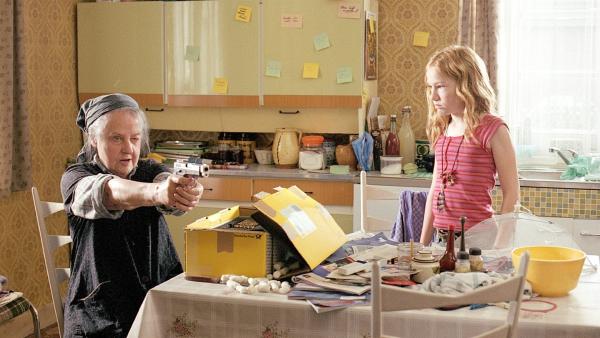 Sprotte (Michelle von Treuberg) kann es nicht fassen. Oma Slätberg (Doris Schade) hat sich zur Vertreibung von Hühnerdieben eine Pistole gekauft. | Rechte: ZDF/Rolf von der Heydt