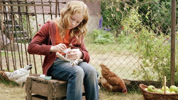 Sprotte (Michelle von Treuberg) kümmert sich liebevoll um Omas Hühner. | Rechte: ZDF/Rolf von der Heydt