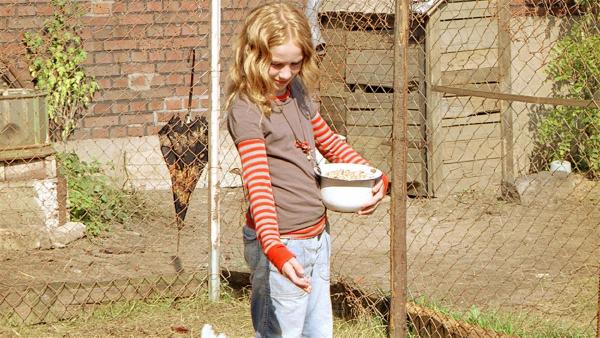 Sprotte (Michelle von Treuberg) füttert ihre geliebten Hühner, die Maskottchen ihrer Mädchenbande. | Rechte: ZDF/Rolf von der Heydt