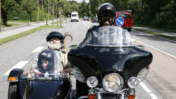 Onkel Anders (Jess Ingerslev, hinten sitzend) und Per (Kasper Kesje) unternehmen eine kleine Motorradtour. | Rechte: KiKA/Ilse Schoutteten