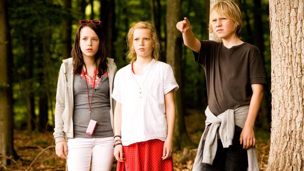 Jonas (Joshua Berman) zeigt Karla (Elena Arndt-Jensen) und Katrine (Nanna Finding) das verlassene Haus. | Rechte: KiKA/Jens Juncker-Jensen