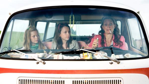 Karla (Elena Arndt-Jensen, li.) und Katrina (Nanna Finding, Mi.) fahren mit der „verrückten“ Dana zum Sommerhaus. | Rechte: KiKA/Jens Juncker-Jensen
