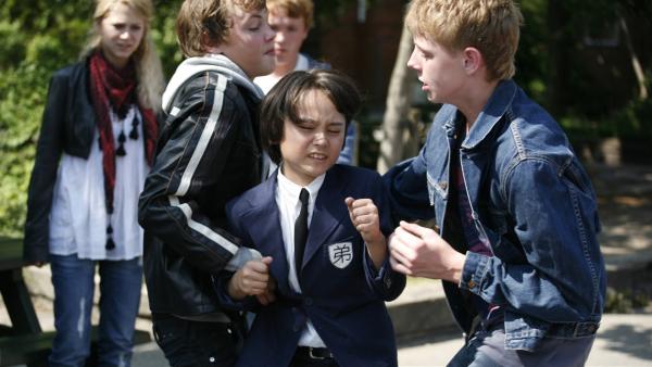 Shin (Miki Andersen) wird von älteren Schülern angegriffen. Doch er weiß sich auf seine Art zu wehren. | Rechte: KiKA/Ilse Schoutteten