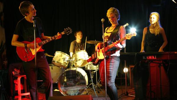 Ole (Jakob Wilhjelm Poulsen, li.) und seine Freundin Stella spielen in ihrer Band „No Limits“. | Rechte: KiKA/Ilse Schoutteten