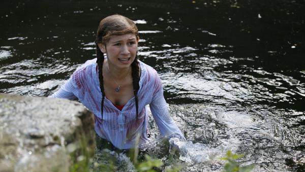 Mie (Kathrine Bremerskov Kaysen)  ist im Wasserbecken des Löwengeheges gelandet und leicht panisch. | Rechte: KiKA/Ilse Schoutteten
