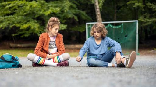 Eva (Sonja Holm) ist eine leidenschaftliche Fußballerin. Obwohl sie mit ihrer besten Freundin einen Anti-Jungs-Pakt geschlossen hat, gibt sie Adam (Olle Cardell) Nachhilfe in Fußball.