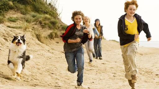 Von links nach rechts: Die fünf Freunde rennen am Strand: Hund Timmy, George (Valeria Eisenbart), Anne (Neele Marie Nickel), Dick (Justus Schlingensiepen) und Julian (Quirin Oettl)