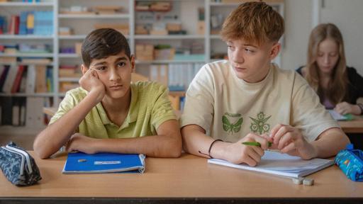 Luca und Eric im Klassenzimmer