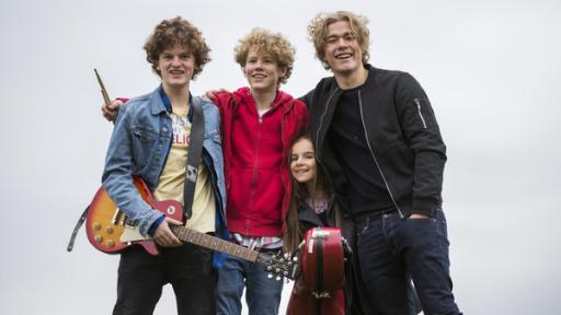 Bandfoto: Aksel (Jakob Dyrud), Grim (Tage Hogness), Thilda (Tiril  Marie Høistad) und Martin (Berger Jonas Oftebro).