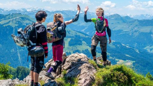 Madison (Felice Ahrens, rechts) mit ihren Freunden Vicky (Emilia Warenski, Mitte) und Jo (Yanis Scheurer, links) auf dem Gipfel.