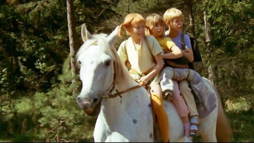 Pippi reitet mit Annika und Tommy auf dem Kleinen Onkel.