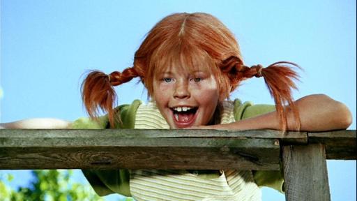 Pippi Langstrumpf schaut ganz frech mit weit aufgerissenem Mund.