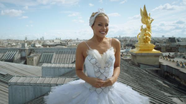 Lena (Jessica Lord) über den Dächern von Paris | Rechte: ZDF/Cottonwood Media/Opéra national de Paris
