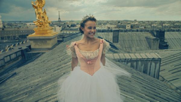 Lena (Jessica Lord) ist glücklich. Heute Abend wird sie ein großes Solo auf der Bühne der Opéra Garnier tanzen. | Rechte: ZDF/Cottonwood Media 2018
