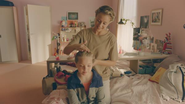 Lena (Jessica Lord) frisiert Violettes (Katie Louise Hillyer) Haar ganz im Stil eines Knotens von 1905. | Rechte: ZDF/Cottonwood Media 2018