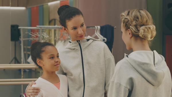 Es ist Tradition an der Ballettschule in Paris, dass sich jüngere Ballettschülerinnen eine Mentorin aussuchen. Lena (Jessica Lord, re.) hofft, dass sie ebenso wie Ines (Eubha Akilade, Mi.)  angesprochen wird. | Rechte: ZDF/Cottonwood Media 2018