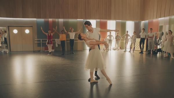 Lena (Jessica Lord) soll mit Max (Rory J. Saper) in dem Ballettstück "La Fee" tanzen. Doch in den Proben versagt sie kläglich. | Rechte: ZDF/Cottonwood Media 2018