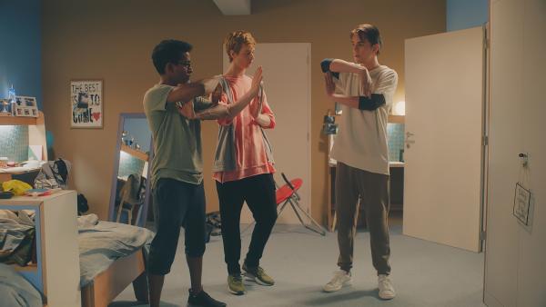 Dash (l. Hiran Abeysekera), Jeff (M. Castle Rock Peters) und Max (r. Rory J. Saper) probieren neue Bewegungen für ihre Hip-Hop-Tänze aus. | Rechte: ZDF/Cottonwood Media 2018
