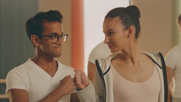 Dash (Hiran Abeysekera) und Ines (Eubha Akilade) werden zusammen den Pas de deux tanzen. | Rechte: ZDF/Cottonwood Media 2018