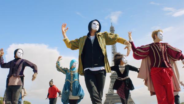 Die geheime Untergrund-Tanzgrupp BLOK führt in der Nähe des Eiffelturms bei einem Flashmob eines ihrer neuen Stücke auf. Um weiterhin unerkannt zu bleiben, tragen die Freunde dabei Masken. | Rechte: ZDF/Cottonwood Media 2018