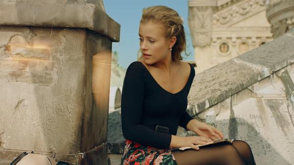 Lena (Jessica Lord) wartet am Schornstein auf dem Dach der Pariser Oper auf einen Brief von Henri, der im Jahr 1905 fest sitzt und nicht zu ihr kommen kann. | Rechte: ZDF/Cottonwood Media 2018