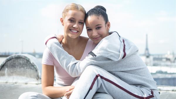 Lena (Jessica Lord, l.) und Ines (Eubha Akilade , r.) sind beste Freundinnen. | Rechte: ZDF/Cottonwood Media/Nicolas Velter