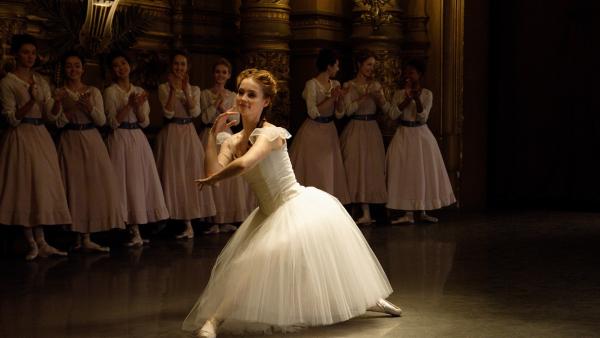 Thea (Hannah Dodd, M.) überzeugt an der Pariser Ballettschule im Jahr 1905 alle von ihrem großen tänzerischen Können. | Rechte: ZDF/Cottonwood Media/Nicolas Velter