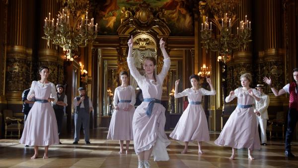 Thea (Hannah Dodd, M.) zeigt ihren neuen Freundinnen in der Pariser Oper 1905, wie man Hip-Hop tanzt. | Rechte: ZDF/Cottonwood Media/Nicolas Velter