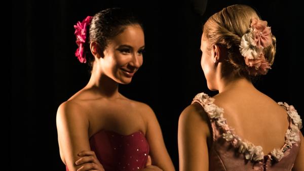 Ines (Eubha Akilade, li.) und Lena (Jessica Lord, re.) freuen sich auf die große Ballettaufführung in Brüssel beim Grand Prix der Choreografen. | Rechte: ZDF/Nicolas Velter
