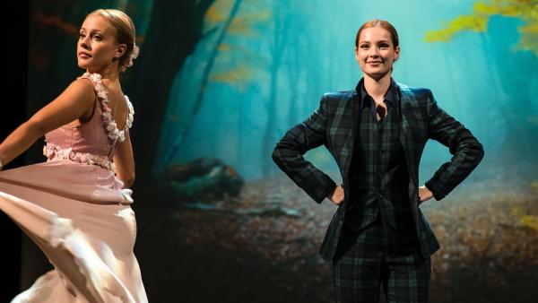 Lena (Jessica Lord, li.) und Thea (Hannah Dodd, re.) tanzen auf der großen Bühne. Noch läuft die Ballettaufführung reibungslos. | Rechte: ZDF/Nicolas Velter