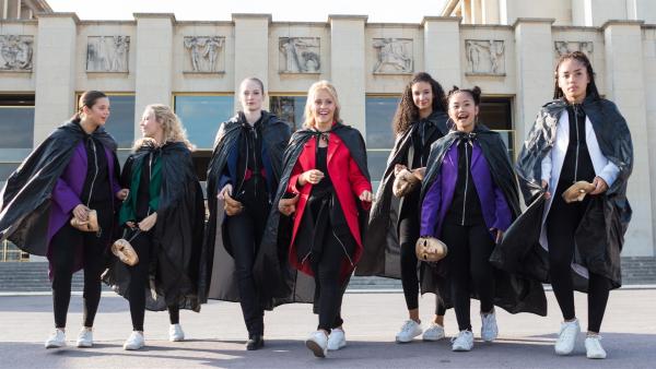 Lena (Jessica Lord, Mi.) und ihre Mädchentanzgruppe „BLOKettes“ sind auf dem Weg zum Vortanzen. Sie hoffen, für den Fernseh-Tanzwettbewerb „Dance Off“ ausgewählt zu werden. | Rechte: ZDF/Nicolas Velter